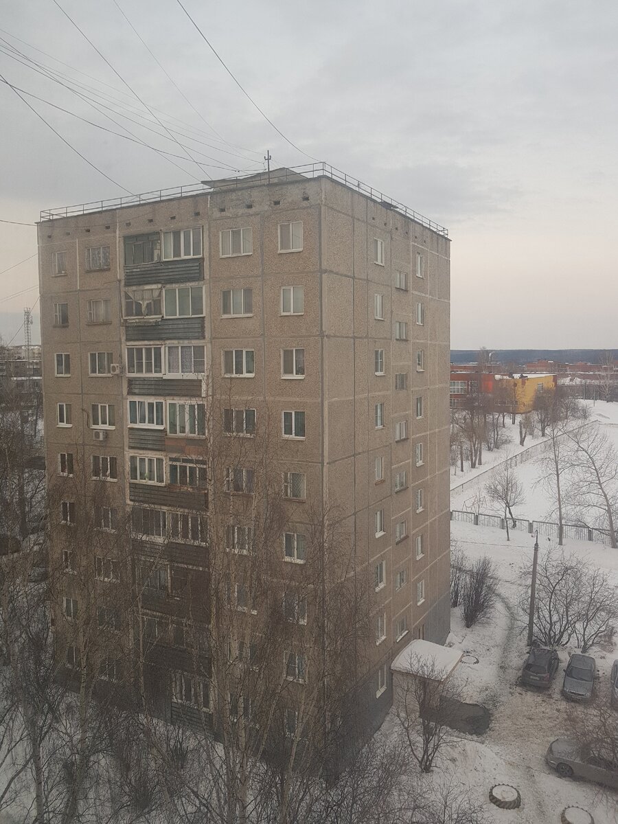 Это соседний дом-близнец в нашем дворе ,где мы живем уже 6 лет.