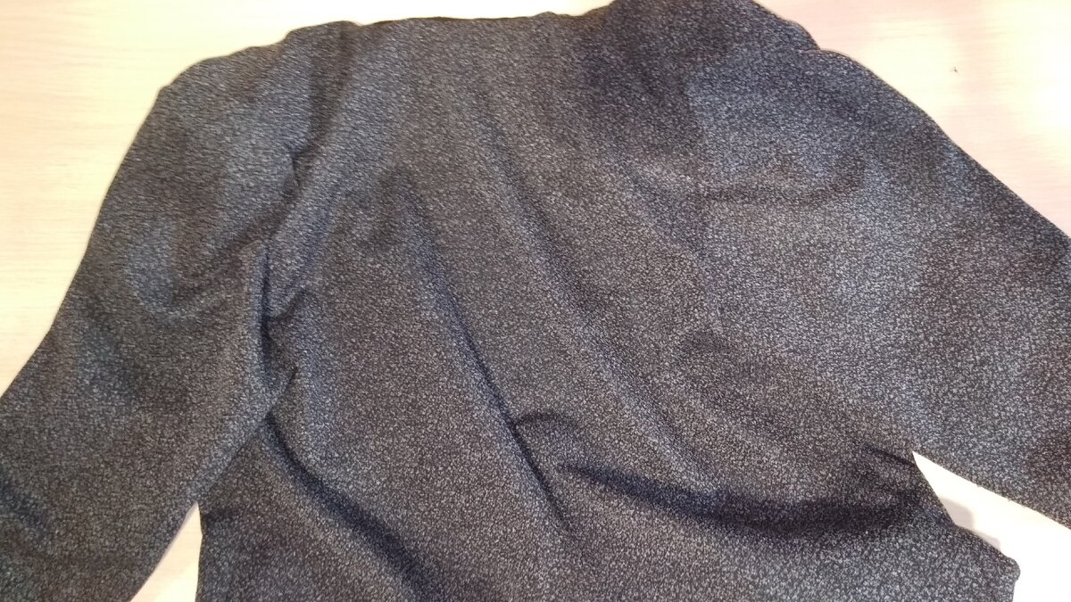 У меня серый  трикотажный пиджак без воротника.