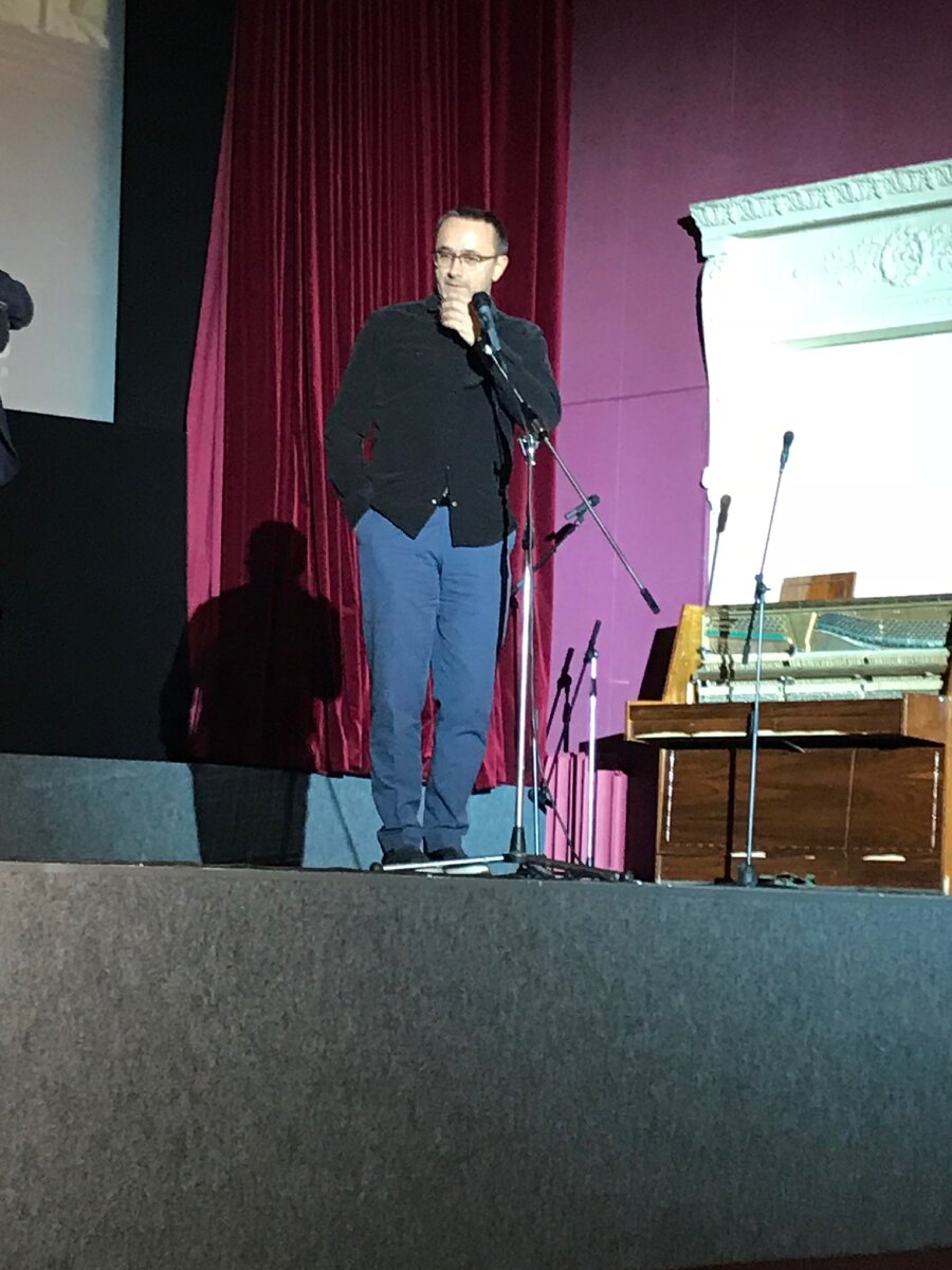 Вот он, скромненький, стоит волнуется в кинозале «Родины» в Санкт-Петербурге.