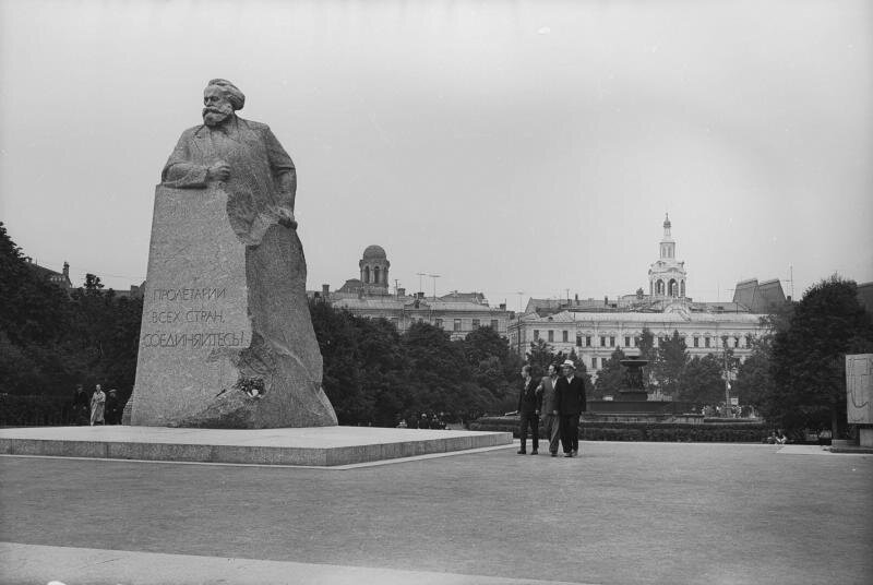 Запад не только стремился к этому. Сто пятьдесят лет тому назад они предприняли первую объединённую попытку уничтожить Россию. Какую цель ставили перед собой "союзники" – Англия, Франция, Сардиния, Турция при молчаливой, а иногда и не молчаливой поддержке остальной Европы, развязав Восточную войну? Мы неправильно называем ее Крымской. Да, основные боевые действия велись в Крыму, но цели, которые должна была решить эта война, одним Крымом не ограничивались.