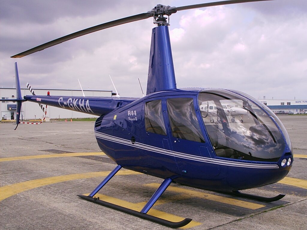 Robinson r44ii. Вертолет Robinson r44. Robinson r44 Raven II. Вертолёт Робинсон 44. Вертолет Robinson r44 пассажирский.