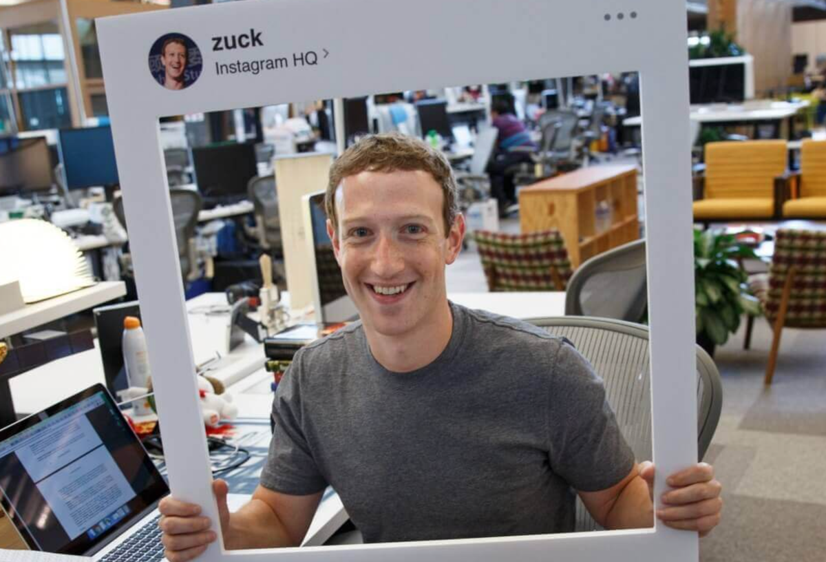 На фото Марк Цукенберг, создатель социальной сети Facebook. На его ноутбуке камера заклеена.