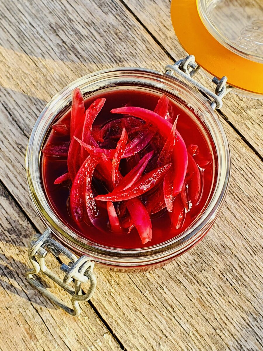 И результат! Яркий цвет и мягкий, но пряный вкус делаю маринованный лук уместным к любому блюду! 