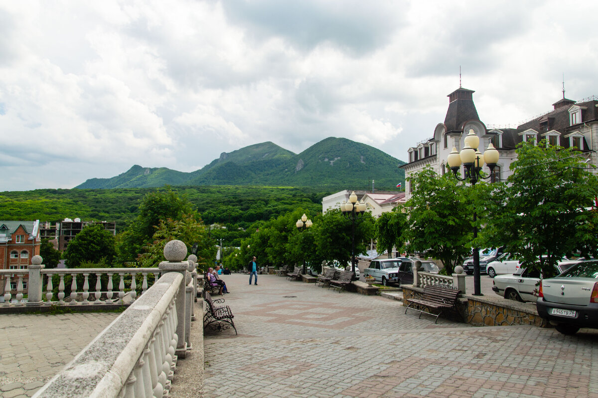   Это не Эльбрус хотя похож. Так экономика вроде одна, но западная нам на подойдет.