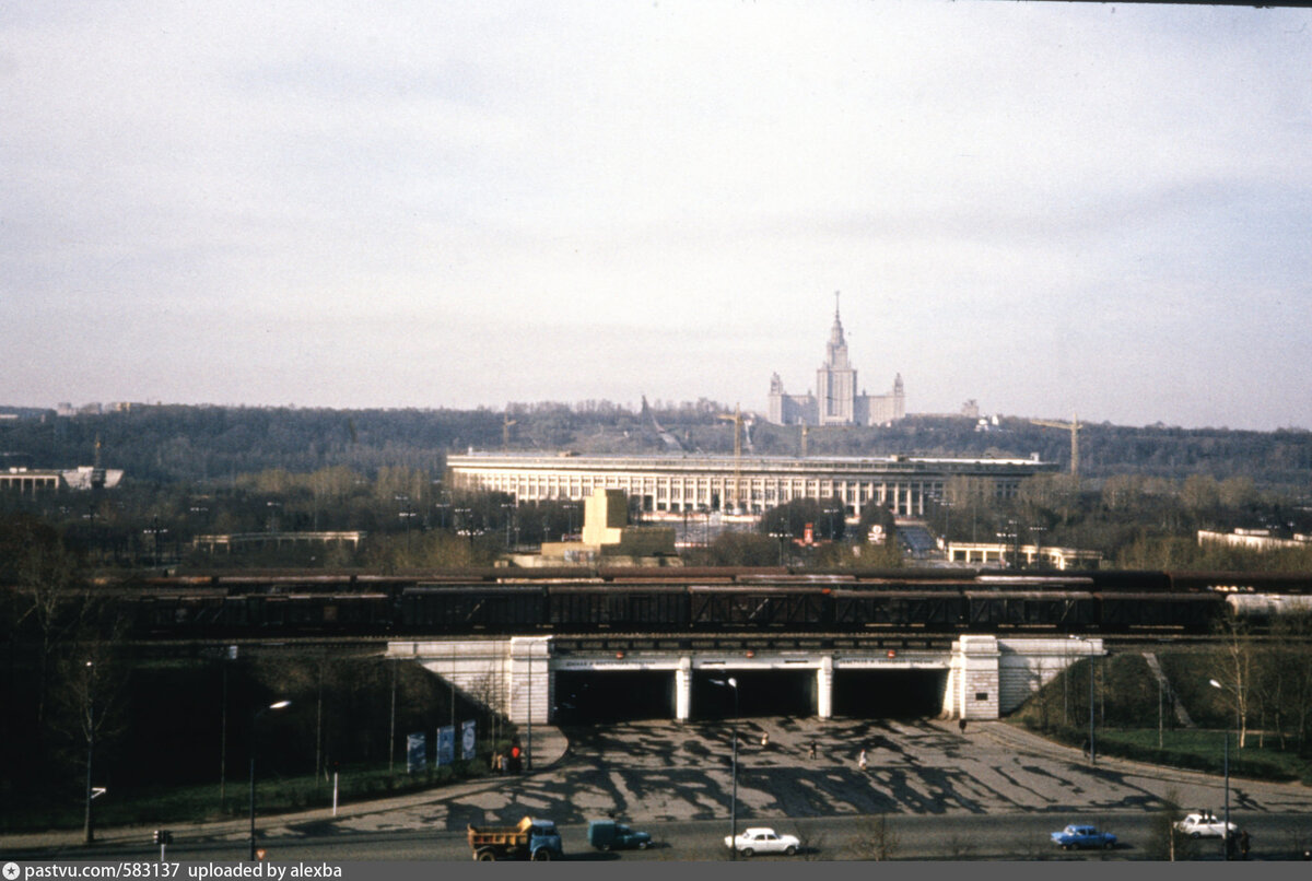 Вид, который открывался из окна гостиницы "Юность", 1978. Погода не очень, к сожалению. Думаю, что без облачности было красивее. С сайта www.pastvu.com.