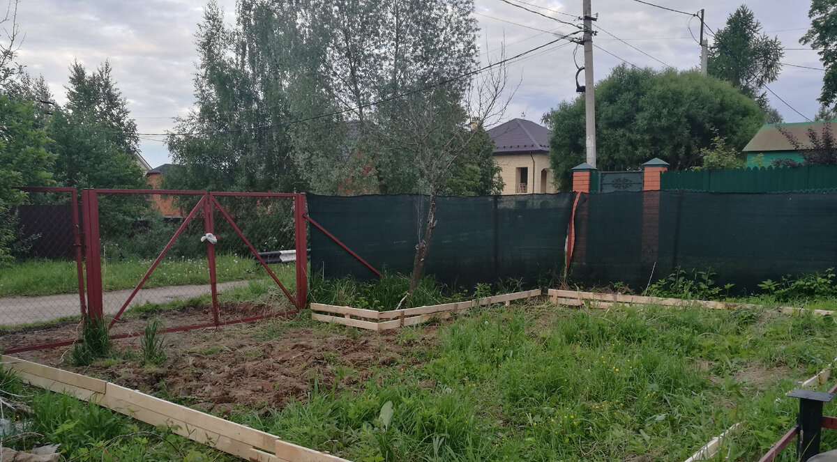 Разметка площадки под стоянку и выравнивание досок по уровню