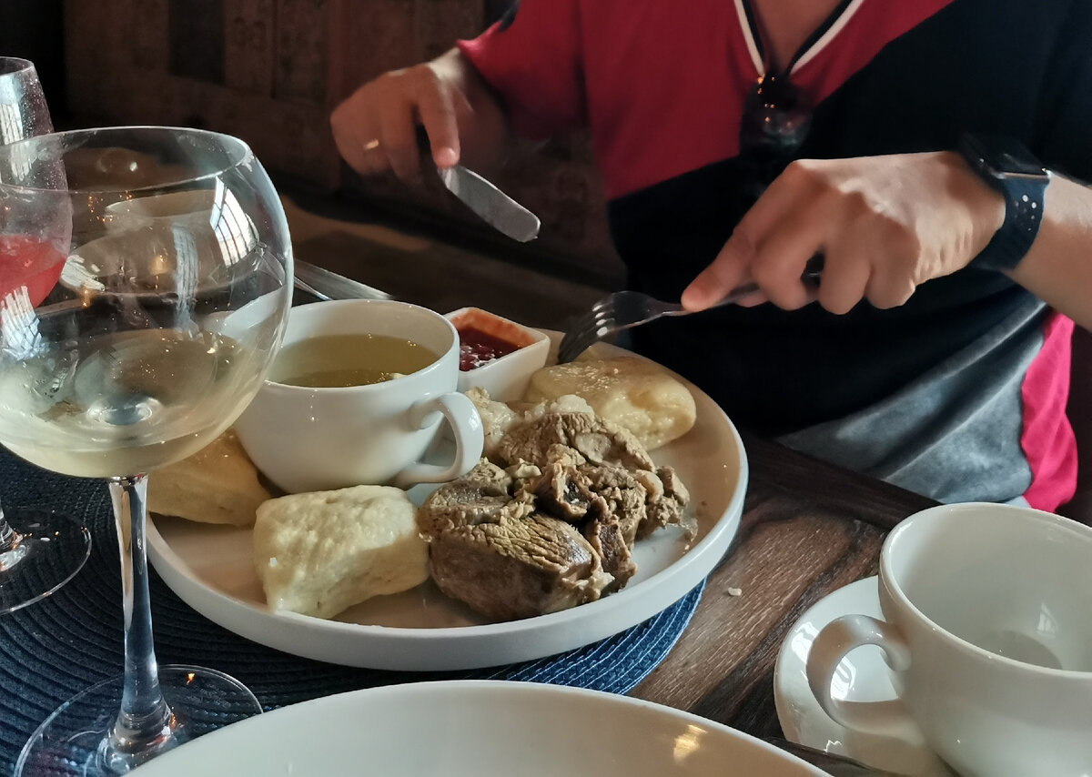 Мы пробовали аварский хинкал — у него тесто довольно толстое. В некоторых рецептах оно совсем тоненькое, как в пельменях