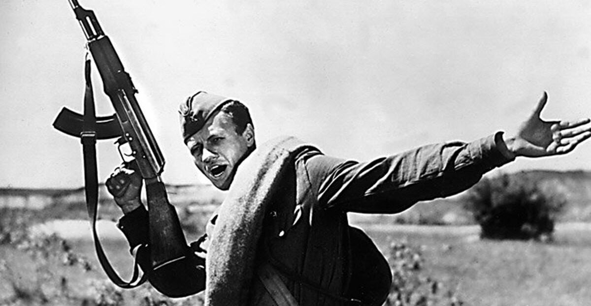 Советский солдат с АК-47