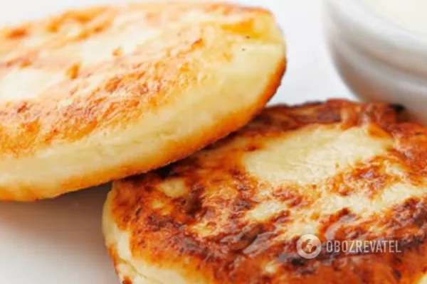 Сырники подаем к столу с вареньем, сметаной или сгущенкой