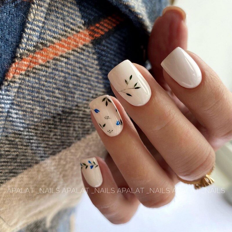 Современный маникюр 2021-2022 будет оригинальным и нескучным, в какой бы технике он не был выполнен. Даже осенью и зимой мастера предлагают украшать ногти изображением бабочек, используя при этом яркие и сочные цвета лаков.