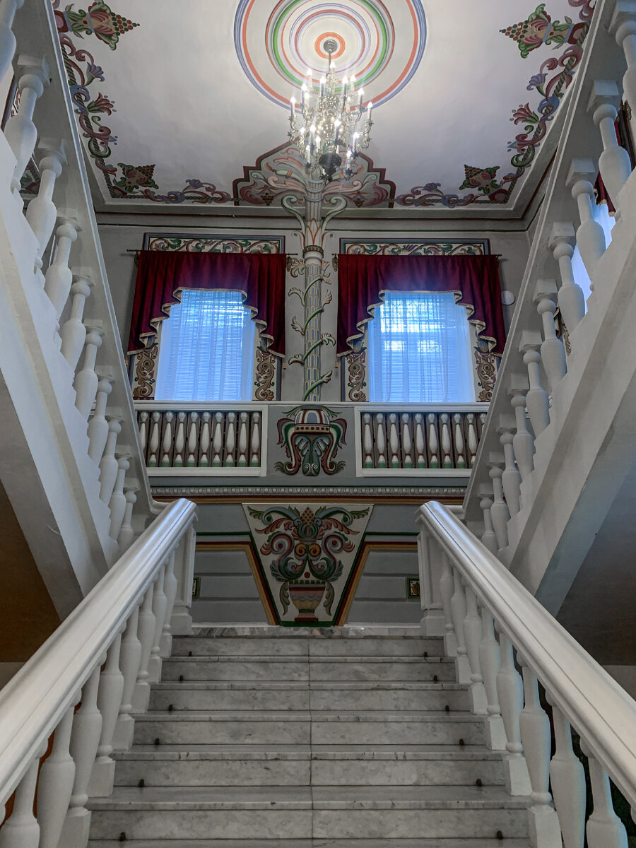 В особняк, в котором сейчас размещена экспозиция, музей переехал в 1989 году.  Музейным дизайнером был реализован художественный проект, в результате которого внутренние помещения оформили, используя самобытные орнаменты рукописных книг крюкового пения гуслицких старообрядцев. Фото автора