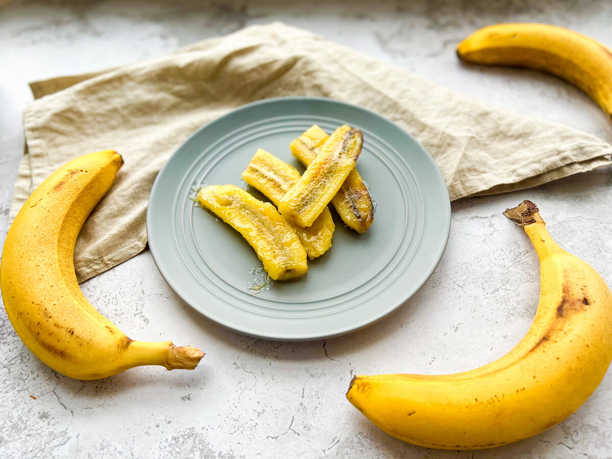 Печеные бананы. Жареные бананы. Бананы для жарки. Десертный банан. Банан на столе.