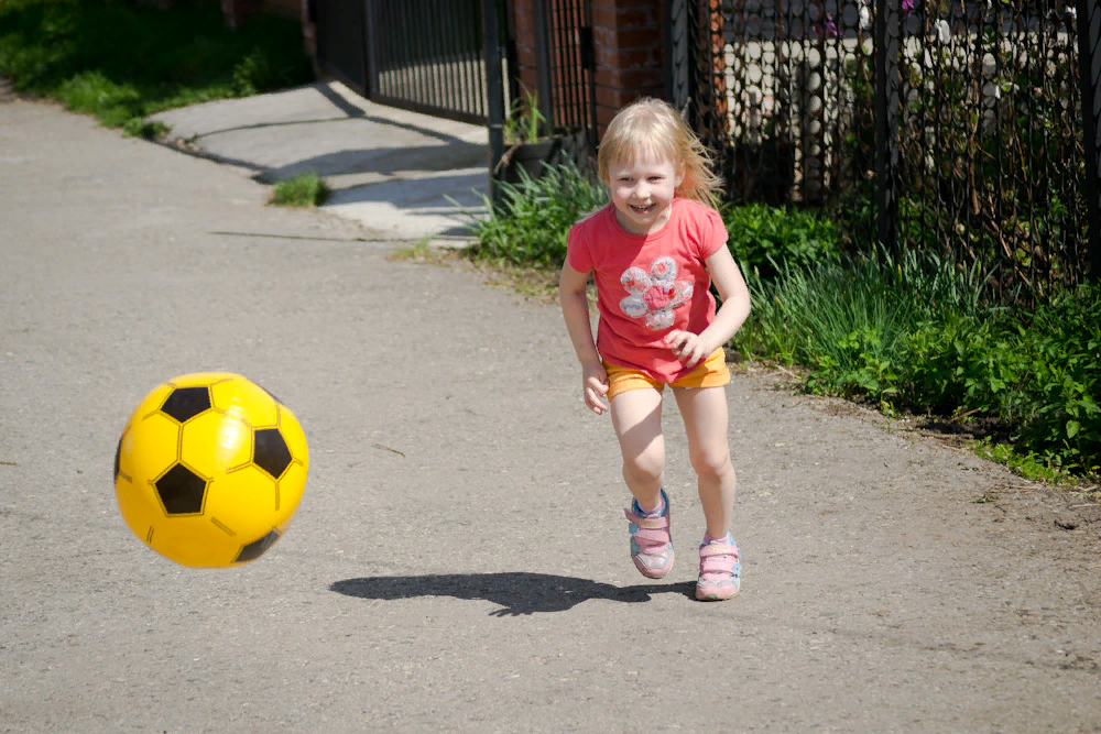 Мяч девушка игры на. Девочка с мячиком. Мячики для детей. Дети играют в мячик. Играть в мяч.