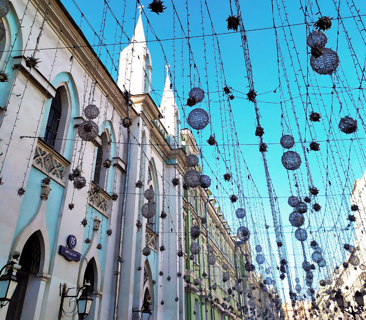 Никольская, 15. Здание, которое мы видим сегодня, было построено в начале XIX века в псевдоготическом стиле.