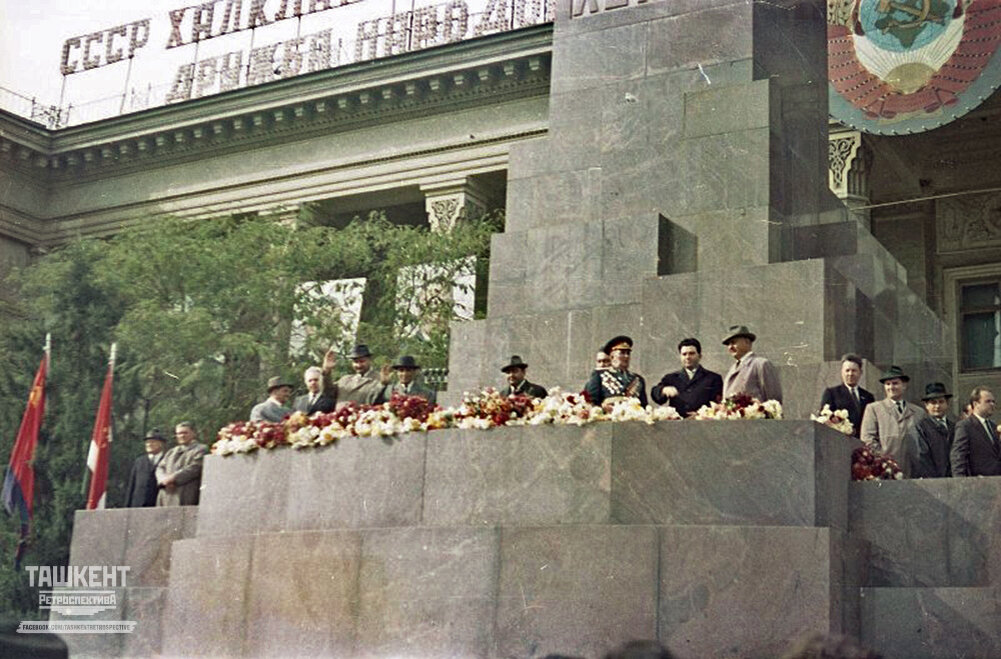 10 годовщина октября. Трибуна мавзолея Ленина. Гранитный мавзолей Ленина. Мавзолей в.и Ленина на красной площади в Москве.