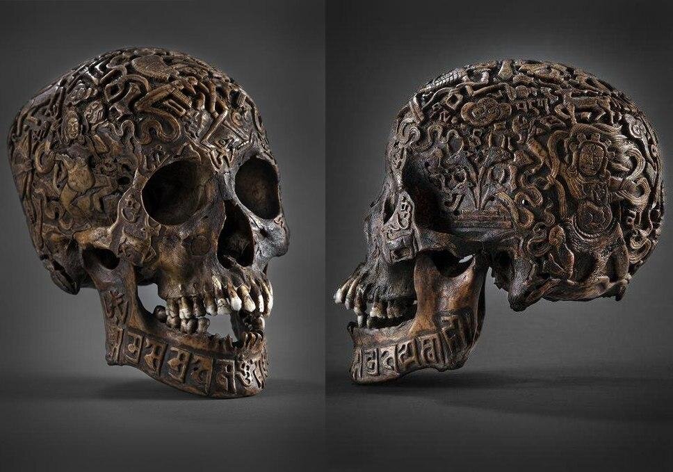 традиция украшать человеческий череп - например, резьбой - существовала давным- давно - вот, например, тибетская резьба по черепу. 