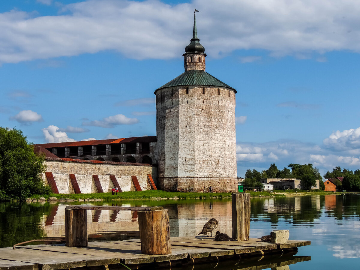 В 1397 году по указанию от Пресвятой Богородицы, бывшему ему в видении, прибыл в обширную область древнего Белоозера архимандрит Симонова монастыря Кирилл вместе с симоновским же иноком Ферапонтом, своим собеседником, и здесь на пустынных берегах Сиверского озера, среди дремучих лесов, положил основание монастырю, ставшему впоследствии известным под именем Кирилло-Белозерского.