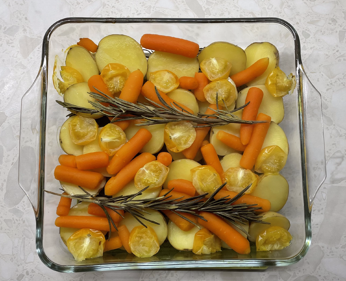 Запеченный картофель с морковью и черри на подушке из розмарина