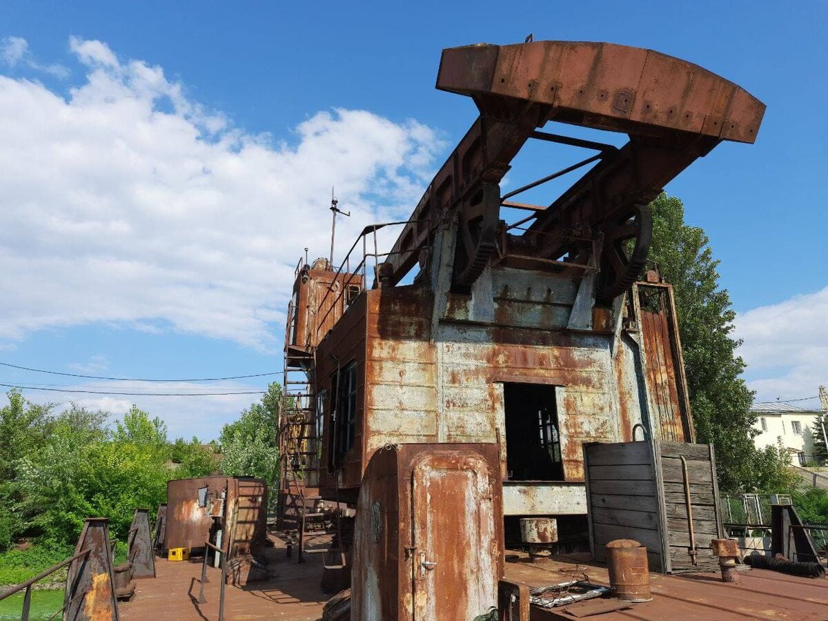 Заброшенные корабли на берегу реки Днепр
