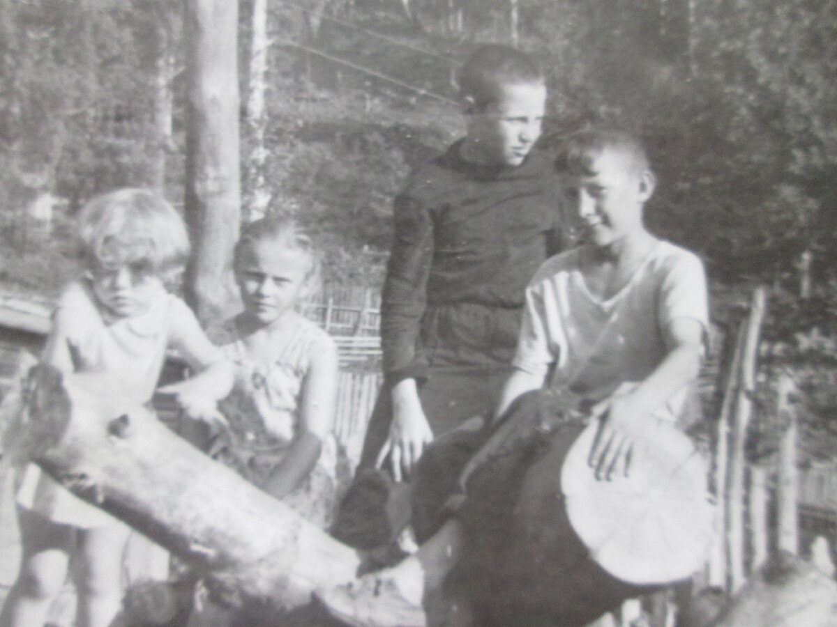 Я (в черном) в Слюдоруднике в 1965 году.Это Новый посёлок.