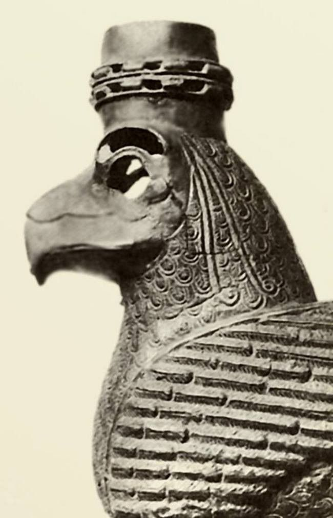 Фрагмент трона из столицы Урарту.