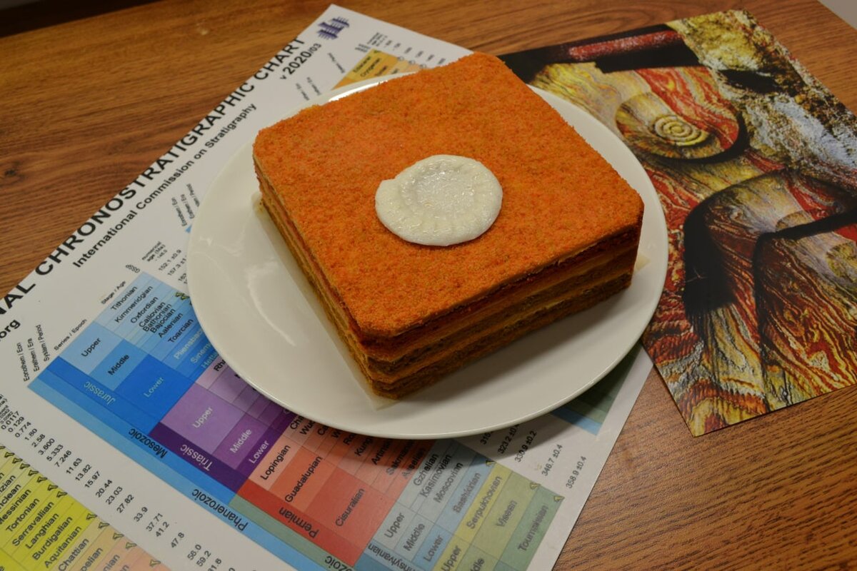 Белый завиток сверху - и есть та самая отливка