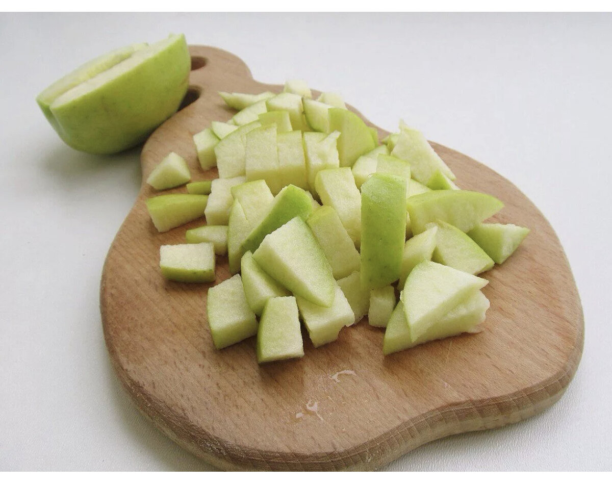 Нарезанные кусочки сала. Яблоки нарезанные кубиками. Крабовых палочек. Яблоки нарезанные ломтиками. Нарезка яблока кубиками.