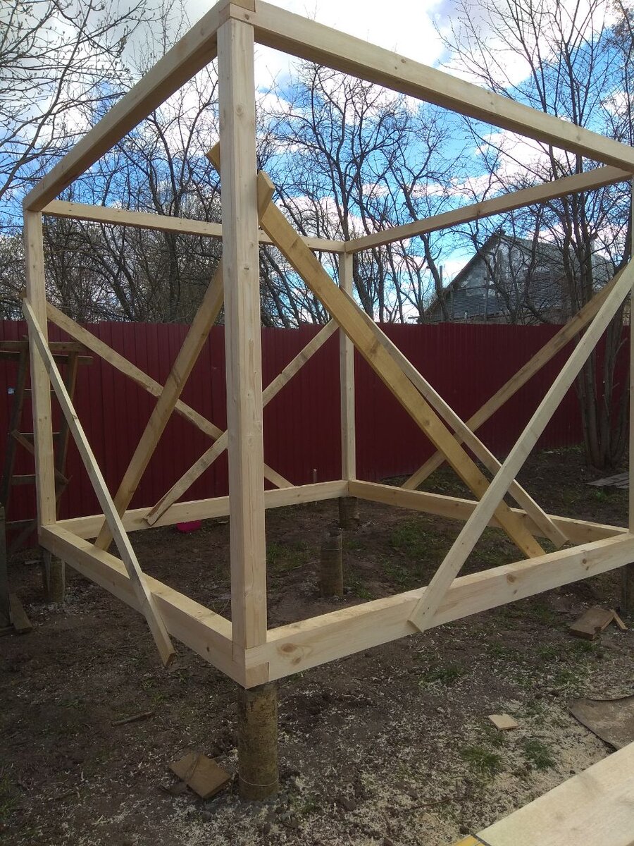 Прикрутили временные раскосины чтобы не шаталось.