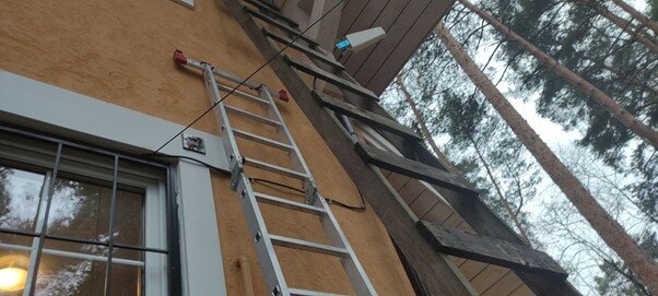 Внешняя антенна установлена на фасаде дома и развернута в сторону ближайшей базовой станции. 