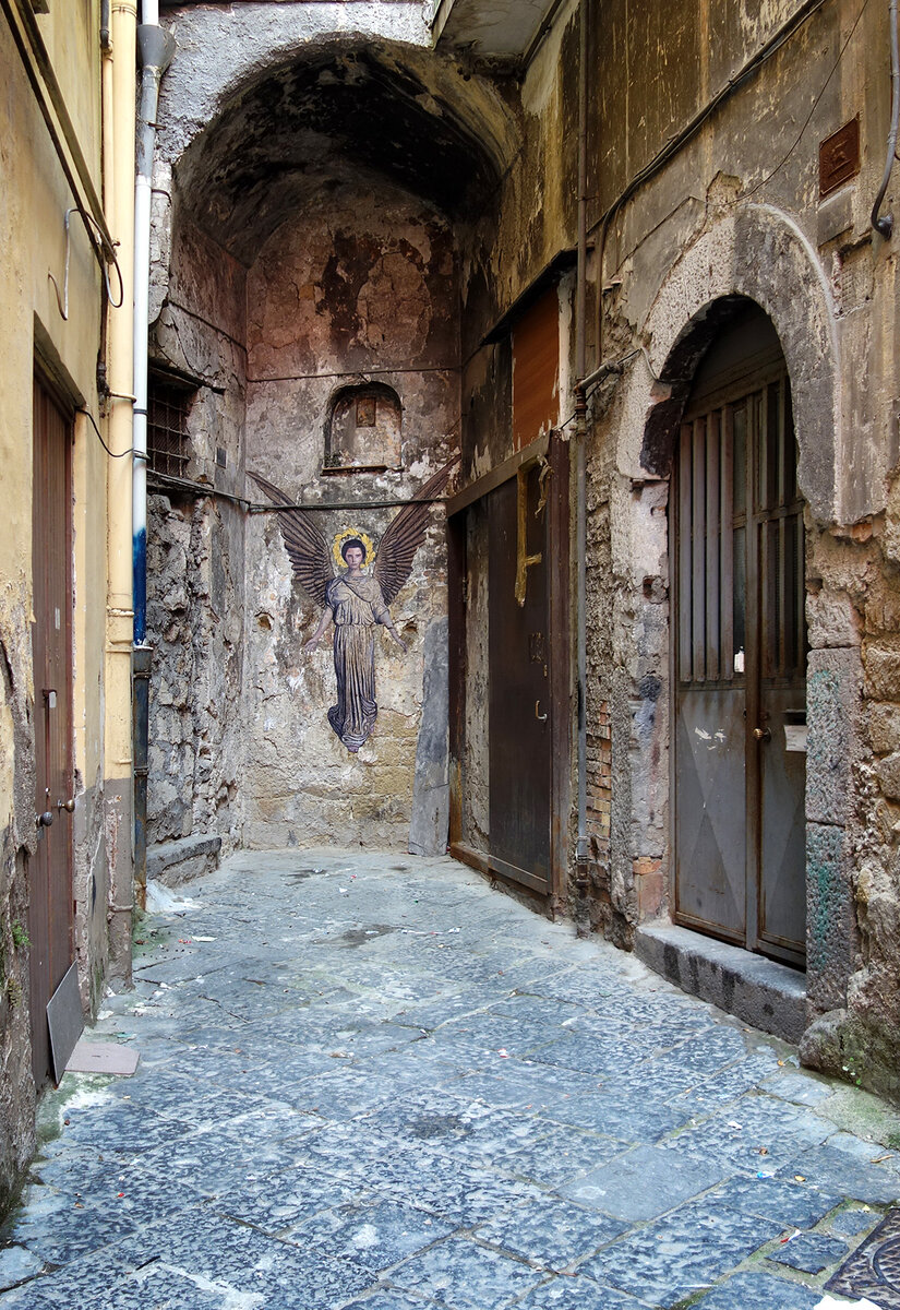 Неожиданное произведение искусства в очередном убогом тупичке