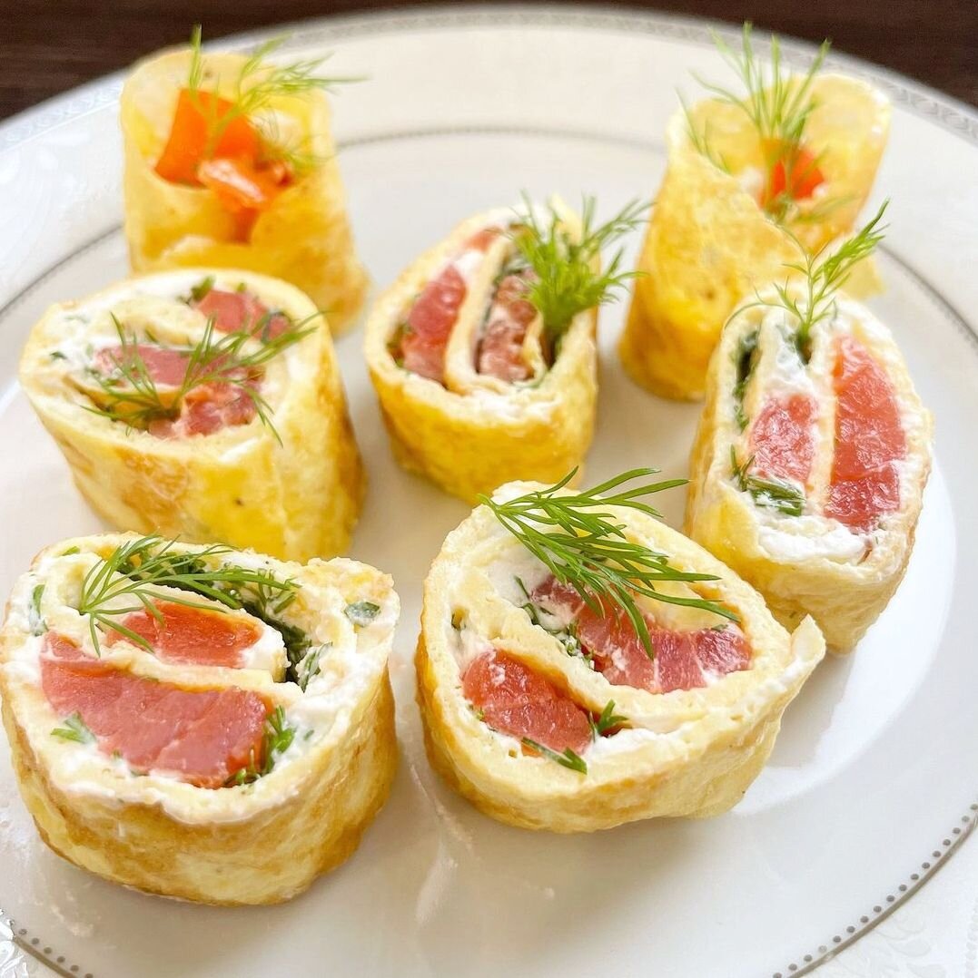 Пример качественного кето завтрака - рулеты из омлета с сливочным сыром и лососем