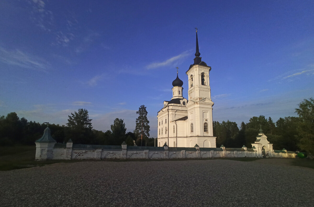 Церковь свт. Николая за каменной оградой