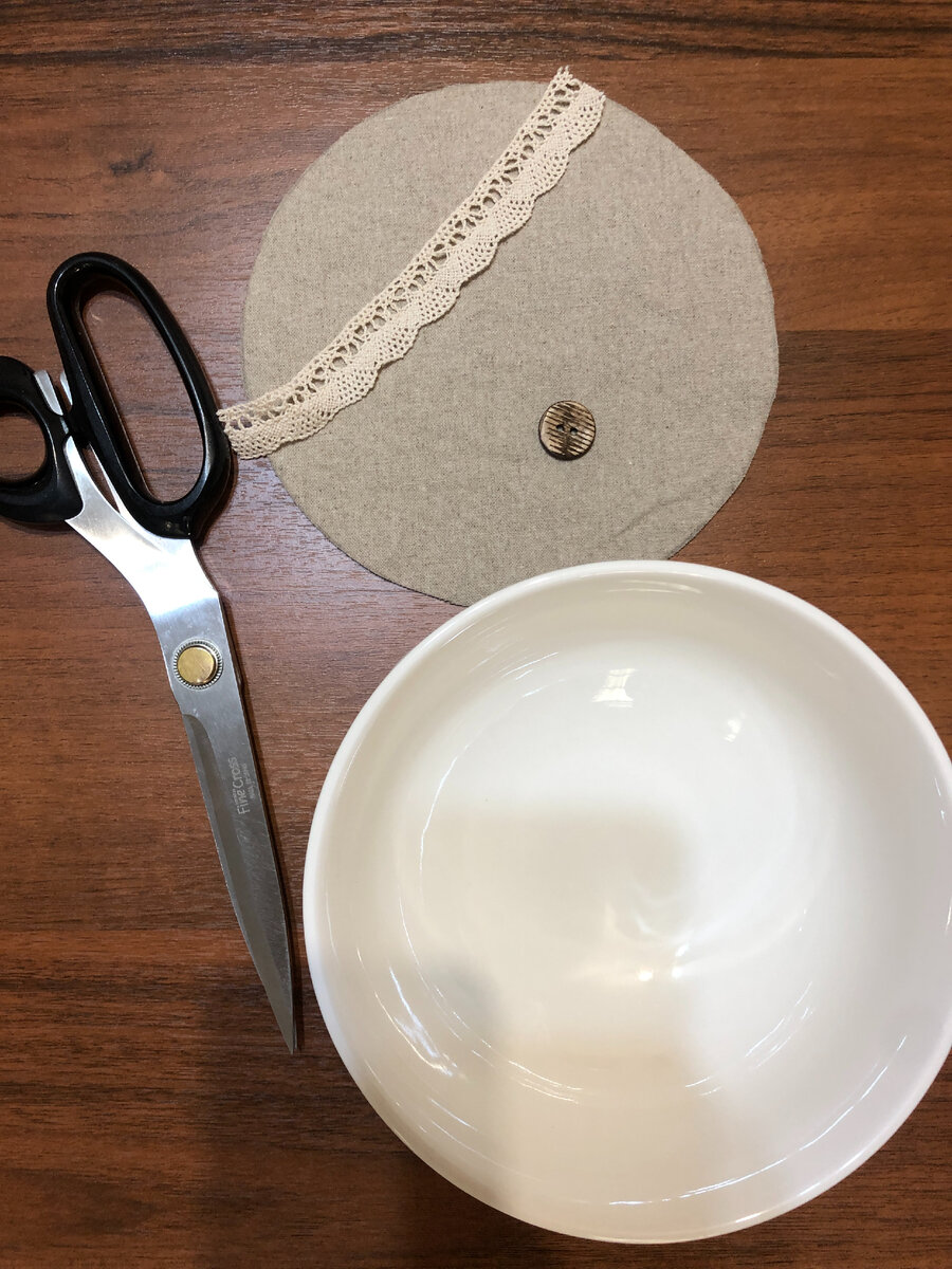 В качестве лекала использовала салатник диаметром 8 см., обвела карандашом ткань, выреза по начерченной линии две детали. На одну деталь нашила кружево. 