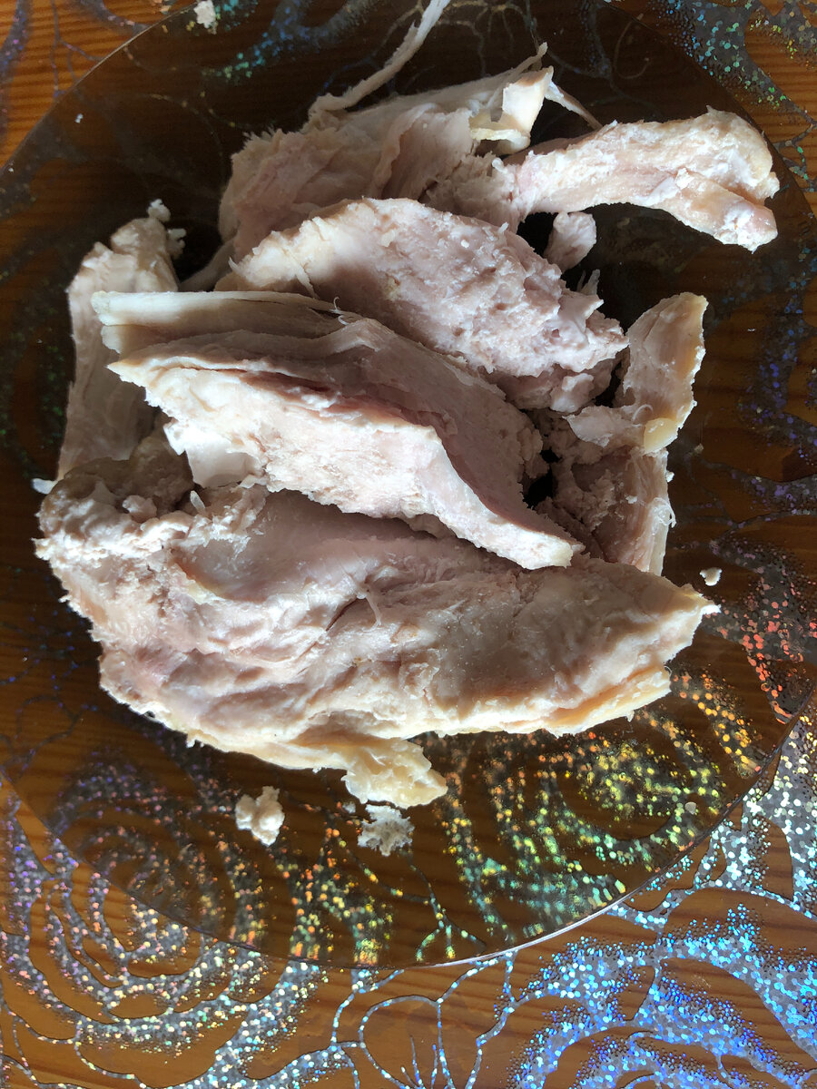 готовая куриная грудка,разделила на кусочки