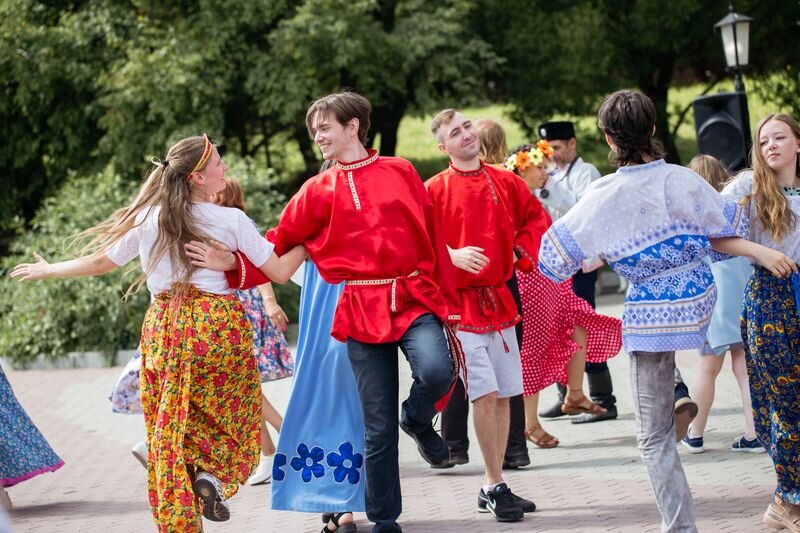 Первые несмелые движения участников становились чётче, стало получаться, и на лицах людей появились улыбки. Всего было исполнено 12 хороводов и круговых танцев