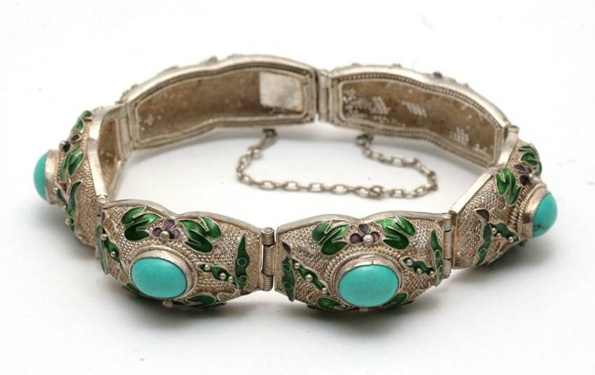 Браслет из серебра, выполненный в технике ажурной скани, украшенный горячей эмалью, голубыми овальными вставками "кабашон" в гладких кастах. Предположительно Китай, вторая треть XX в.