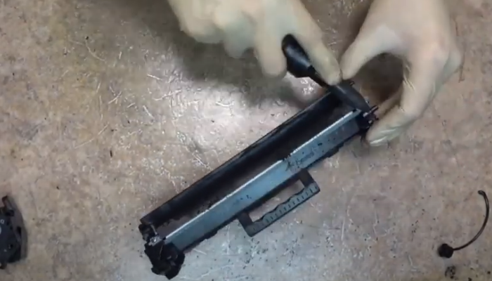 Фото 30. Имитируя работу картриджа в принтере, прокручиваем магнитный ролик за шестерню,