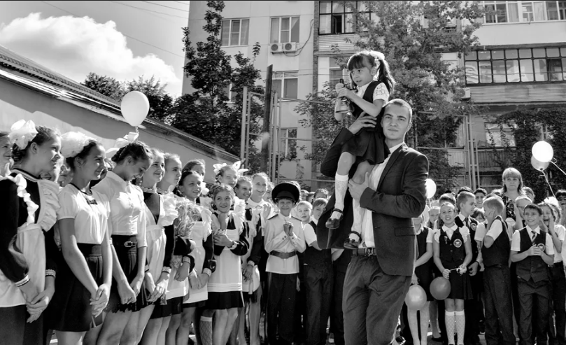 Песня на 1 сентября 11 класс современная. С 1 сентября советские. Советские школьники на линейке 1 сентября. Последний звонок в Советской школе. Первый звонок в школе в СССР