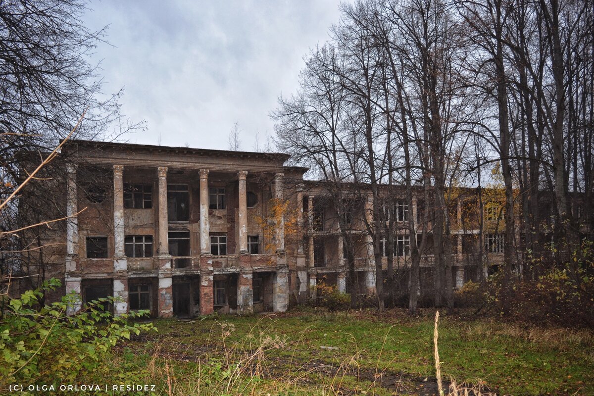 Фасад и центральный вход в пансионат 