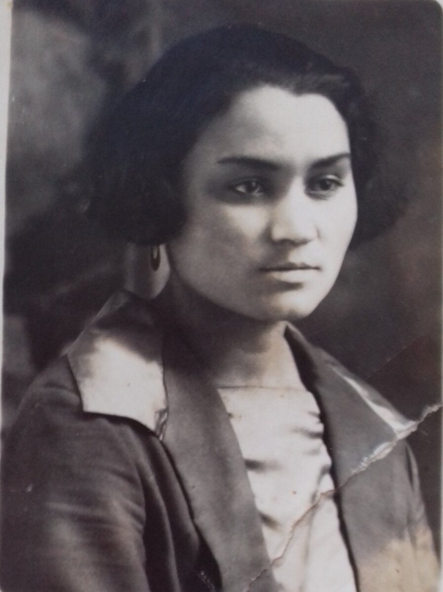 Вот это моя бабушка Дуся. Фото примерно 1938 года. 