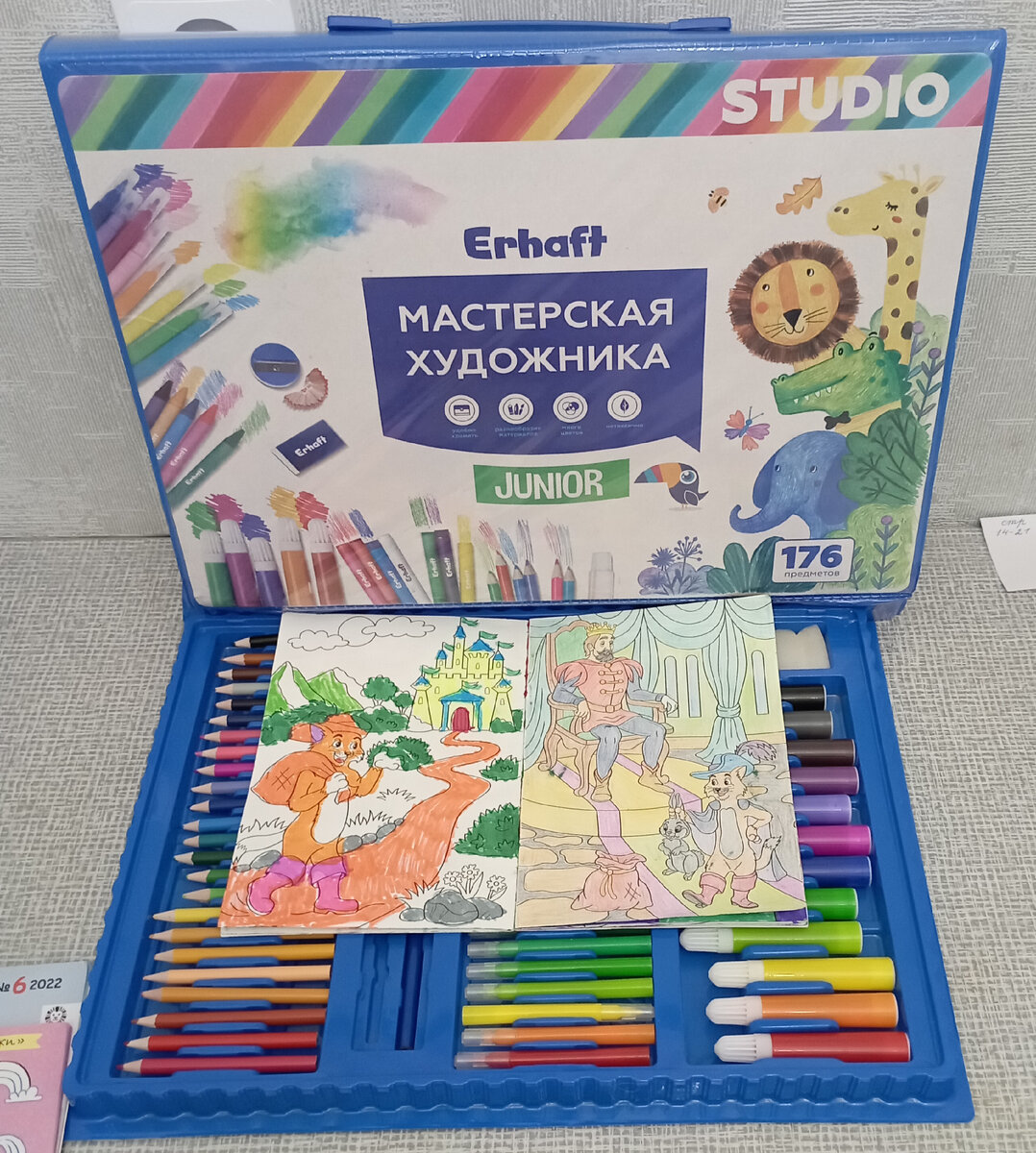 Наш творческий уголок. Принадлежности Варвары. Фото моё.