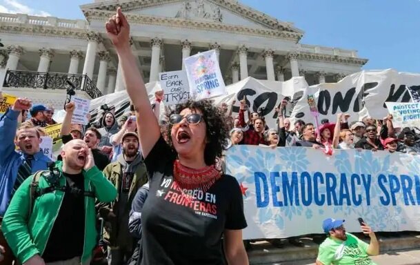 В соответствии с базовыми принципами либеральной демократии каждая такая группа получала равные с другими права по отстаиванию своих интересов через государственный институты.