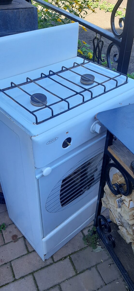 Вот она, та самая плита - злодейка. Стоит теперь и ждет своего часа. Сдадим на металлолом и забудем, как страшный сон. 😱