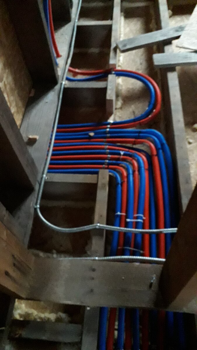 Трубы холодной и горячей воды в каркасном доме