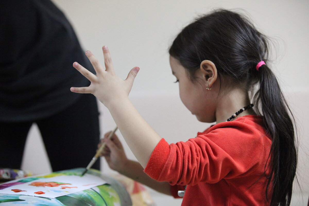 Пациентка Бурденко показывает, сколько ей лет