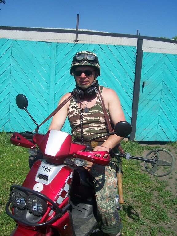 По прямой через лес до соседней деревни около 6 км. на скутере всего около 30 минут