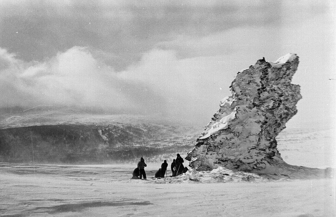 Март 1959. Поисковики у останца. Из открытых источников