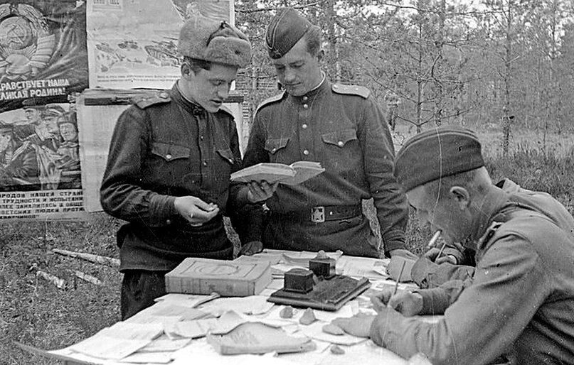 Полевая библиотека. Ленинградский фронт. 1944 г.