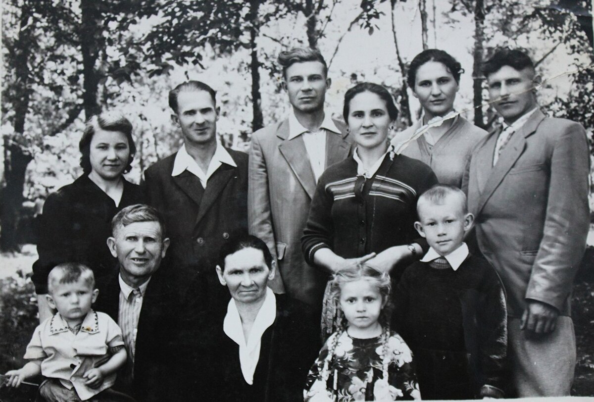 В семейном кругу Чеботаревых-Беззакуцевых. Сидят слева направо: Иван Яковлевич и Татьяна Сидоровна Чеботаревы. Стоят справа налево: вторая Тамара Ивановна Беззакуцева, четвертый Анатолий Петрович Беззакуцев.