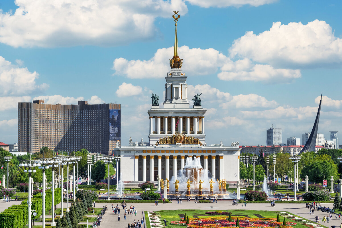 Онлайн-выставка "Монументальная геометрия: ВДНХ" с фотографиями известного российского фотографа Михаила Киракосяна открылась на сайте ВДНХ, сообщила пресс-служба выставки.-6